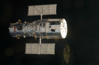 Illustration for article titled Happy 25th Birthday Hubble! Amazing Pics of the Telescope’s Construction